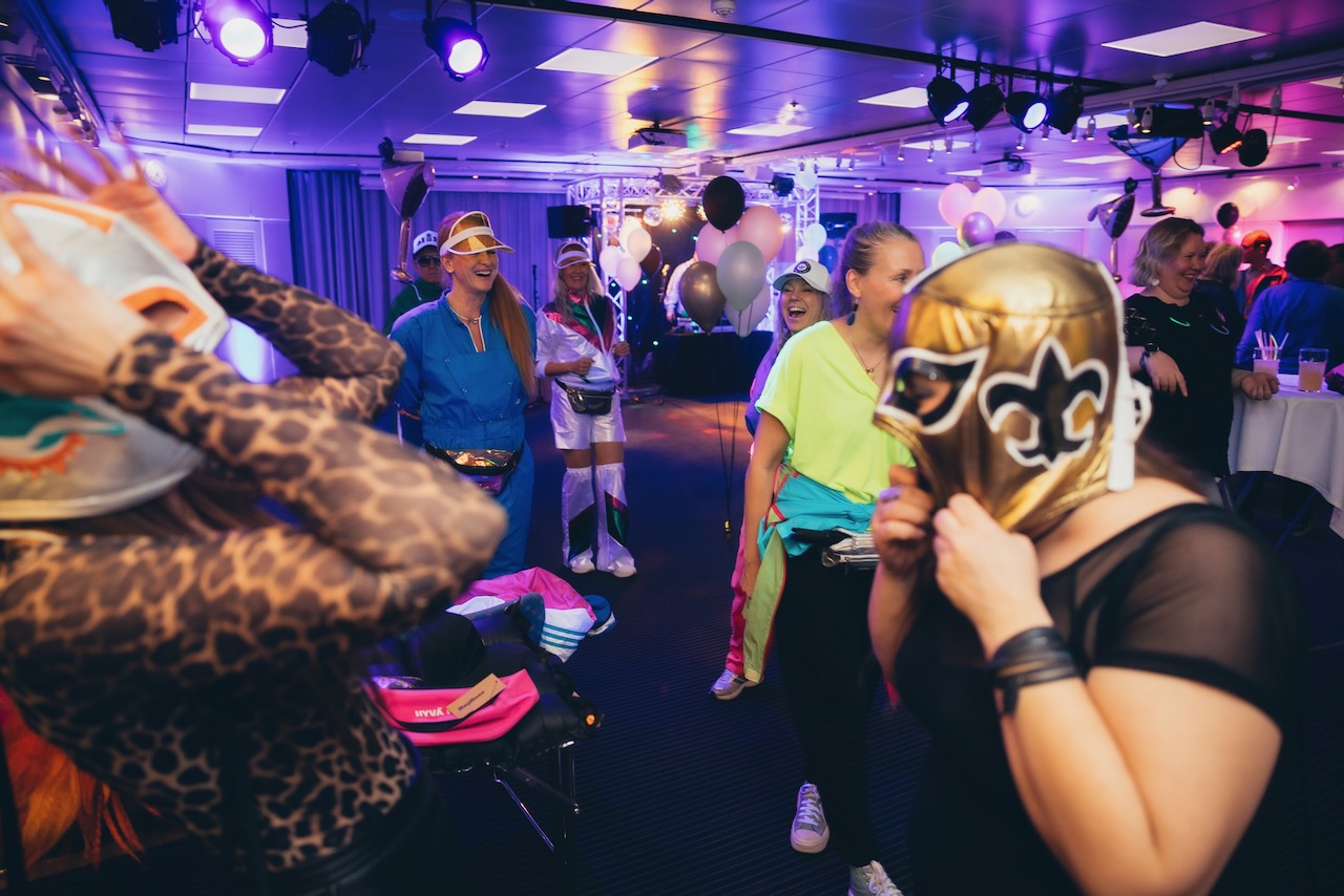 Teemajuhlat ja värikäs valaistus laivan tanssilattialla
