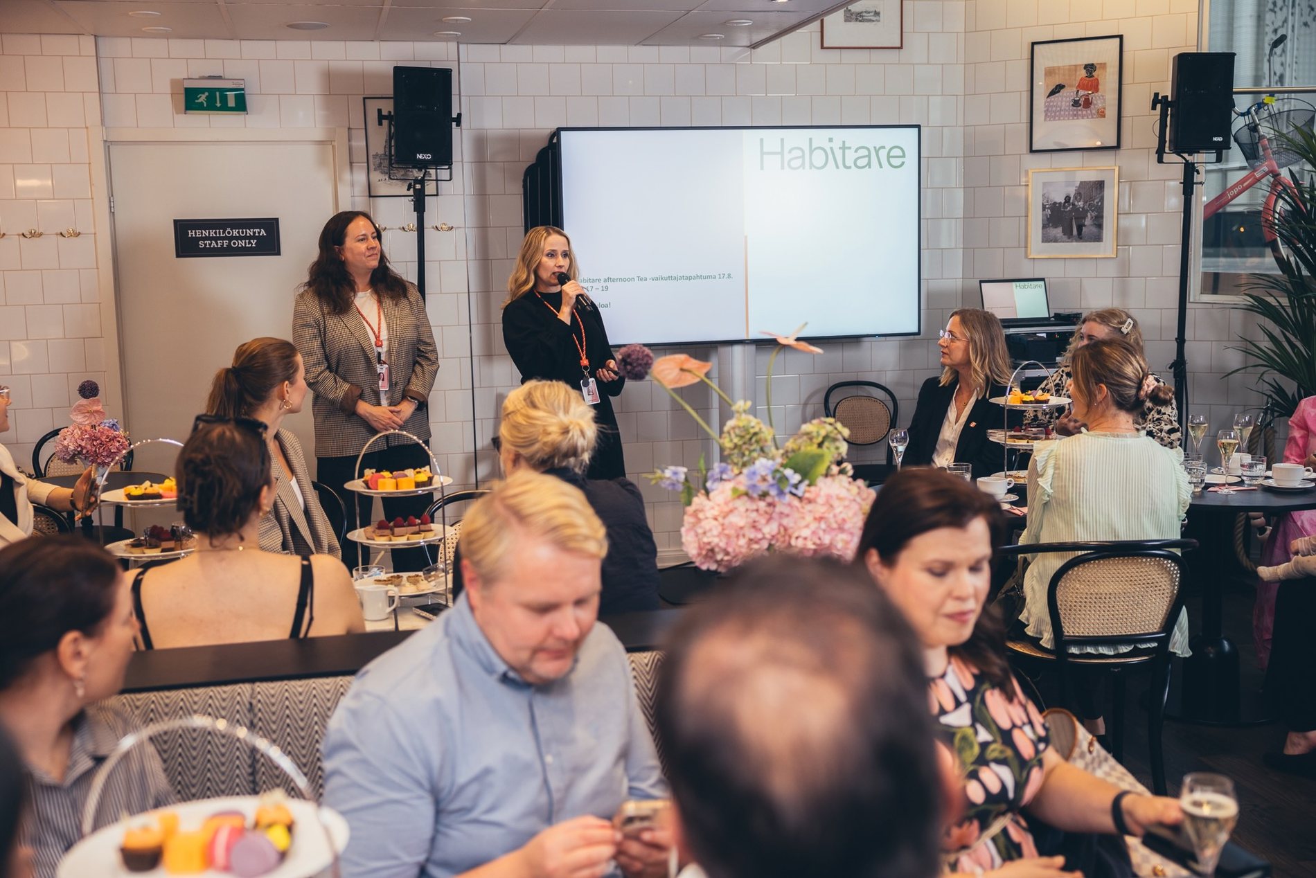 Habitaren Tanja Pasila ja Ida Ågren kertomassa syksyn Habitaren kuulumisia vaikuttajatapahtumassa