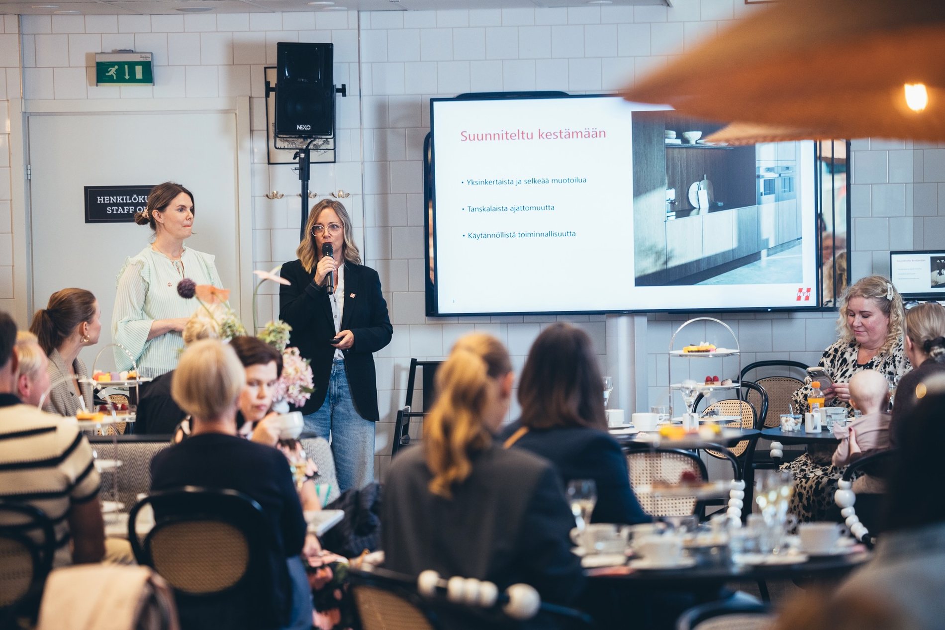 HTH-Keittiöiden Tia-Maria Pakkanen tiimeineen puhumassa keittiösuunnittelusta Habitaren vaikuttajatapahtumassa
