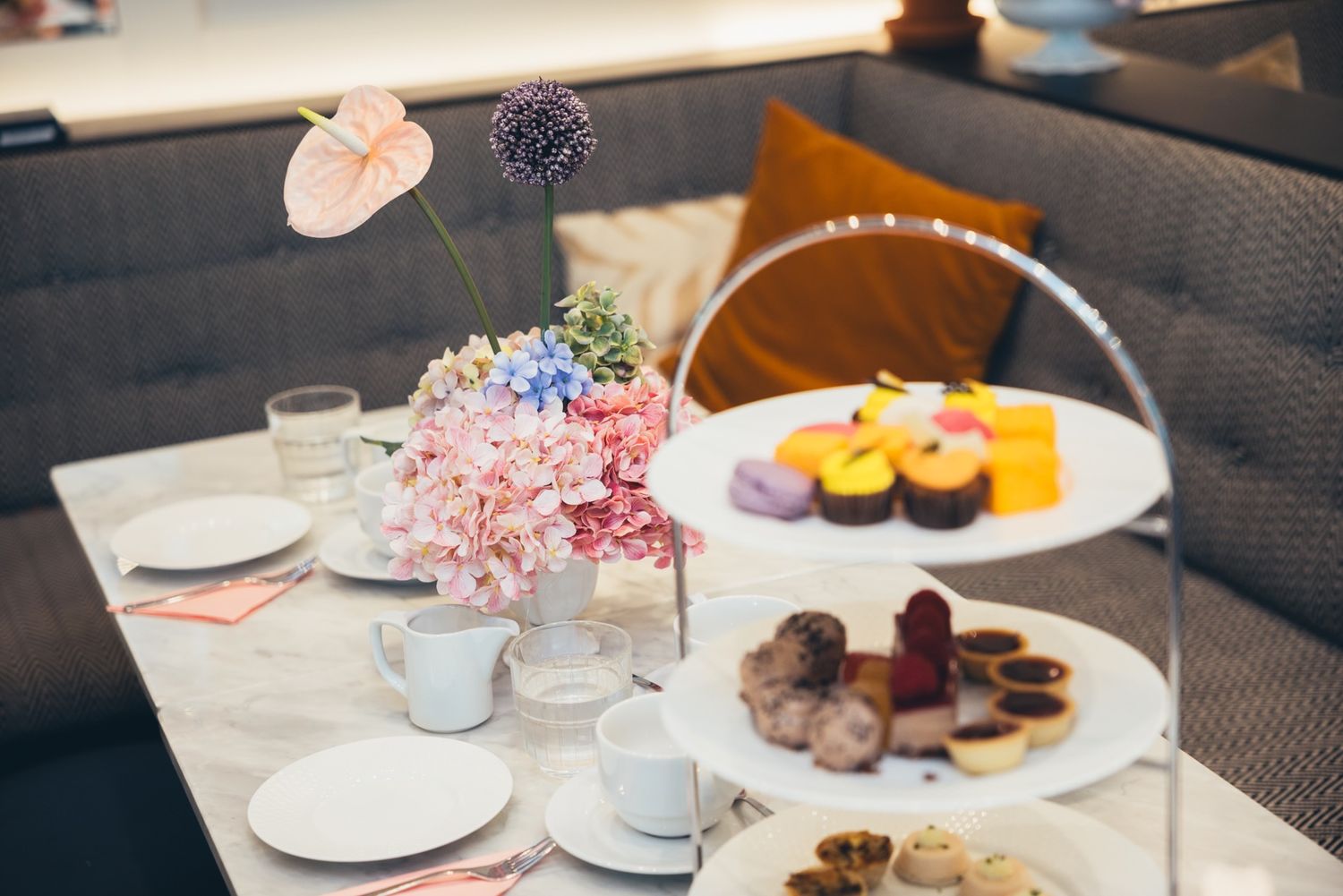 Afternoon tea -kattaus kukka-asetelmalla Habitaren vaikuttajatapahtumassa