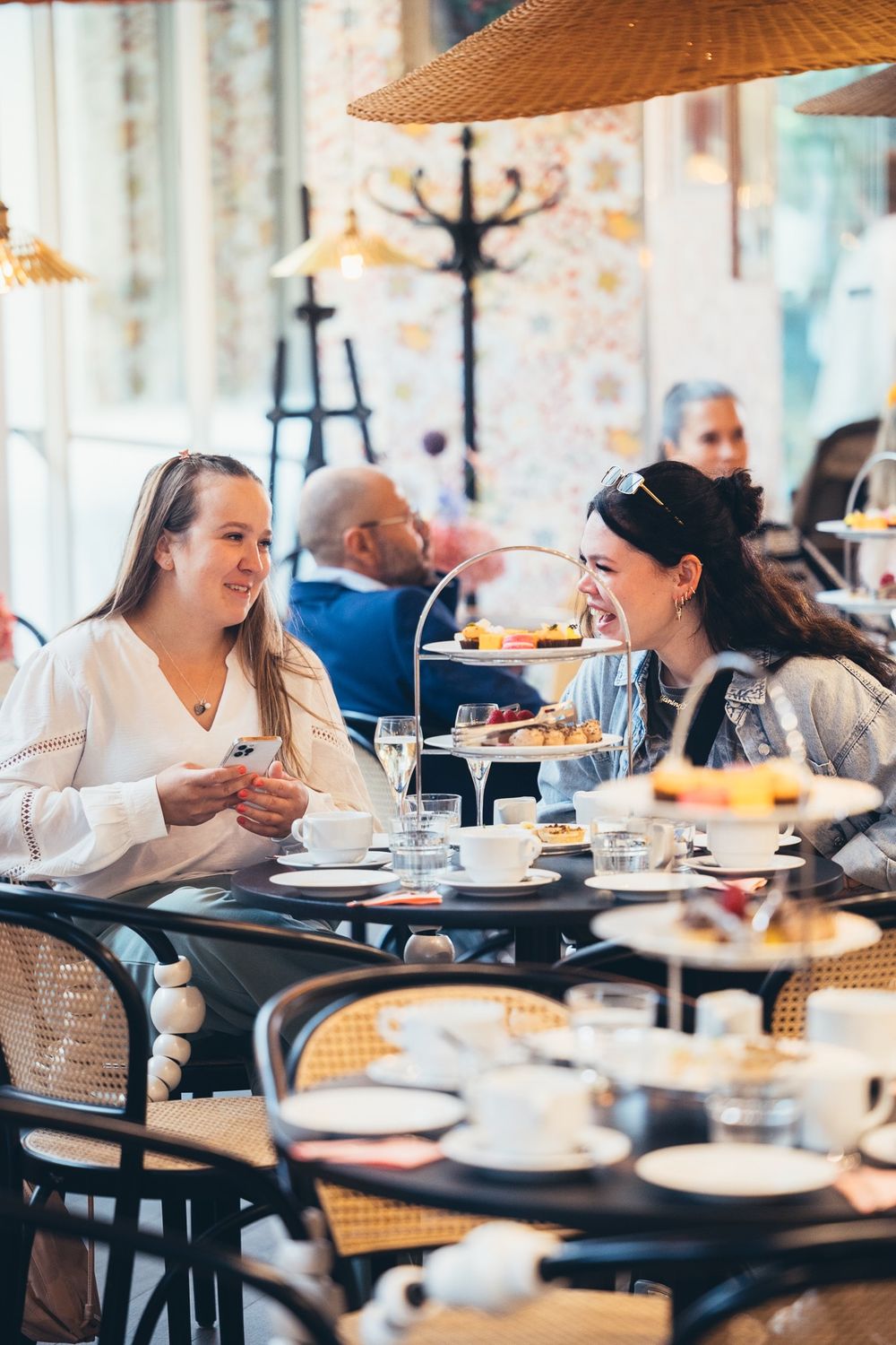 Vieraita afternoon tea -pöydässä Lilla Strindbergissä