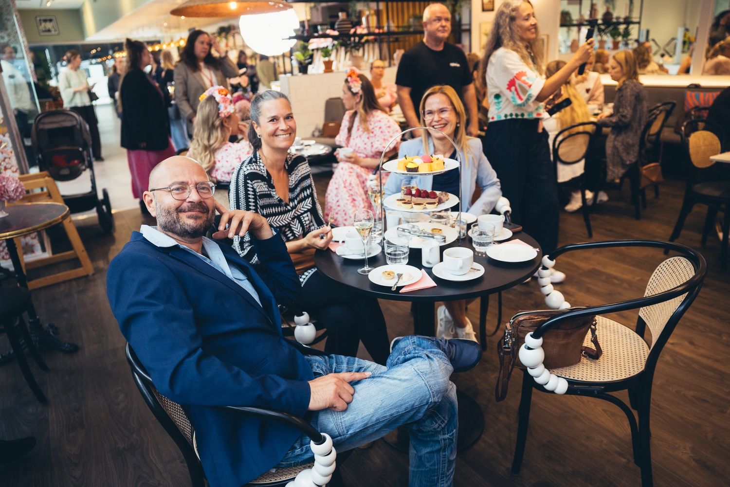 Vieraita seuraamassa ohjelmaa pöydästä