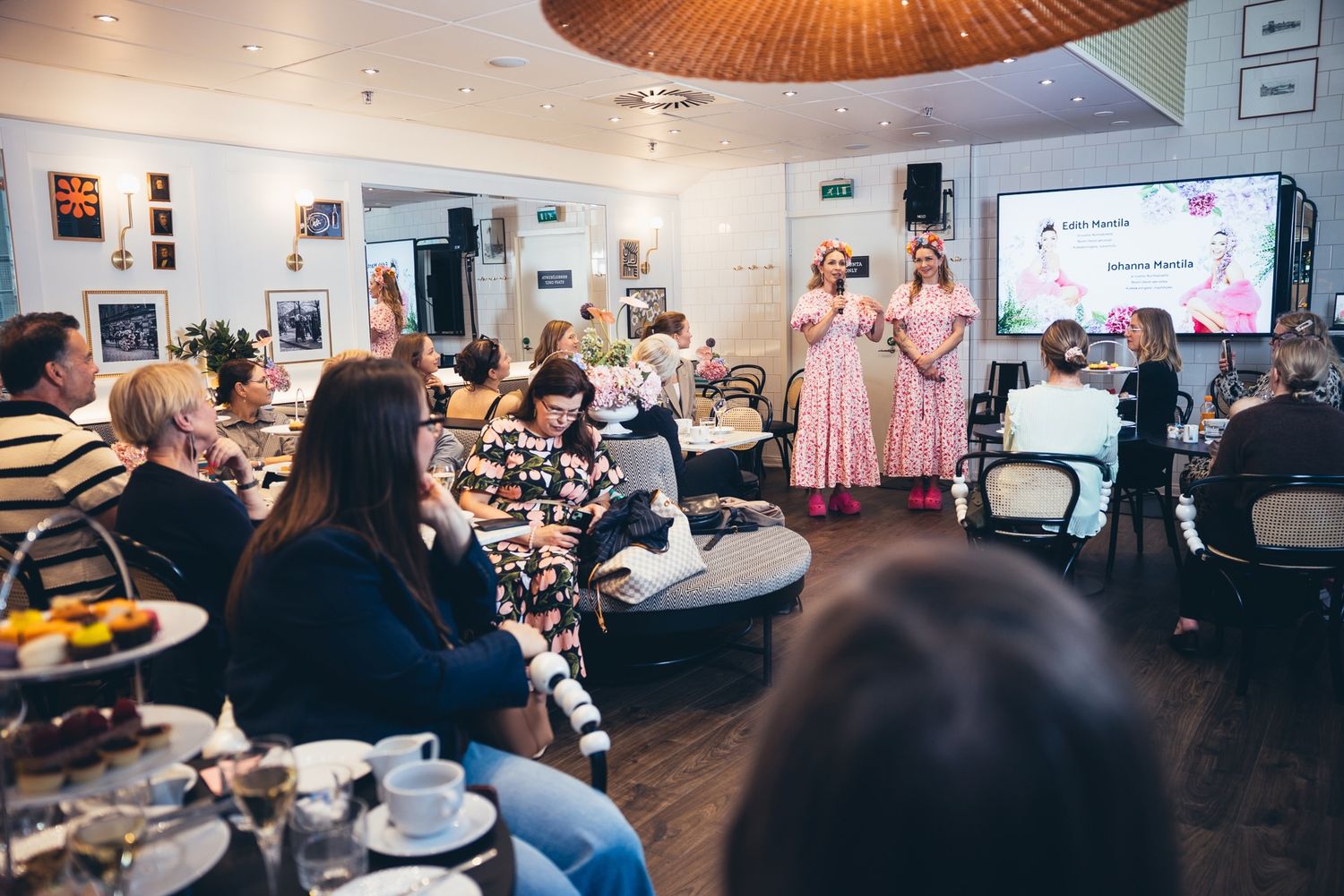 Bloom Decon Edith ja Johanna Mantila lavalla