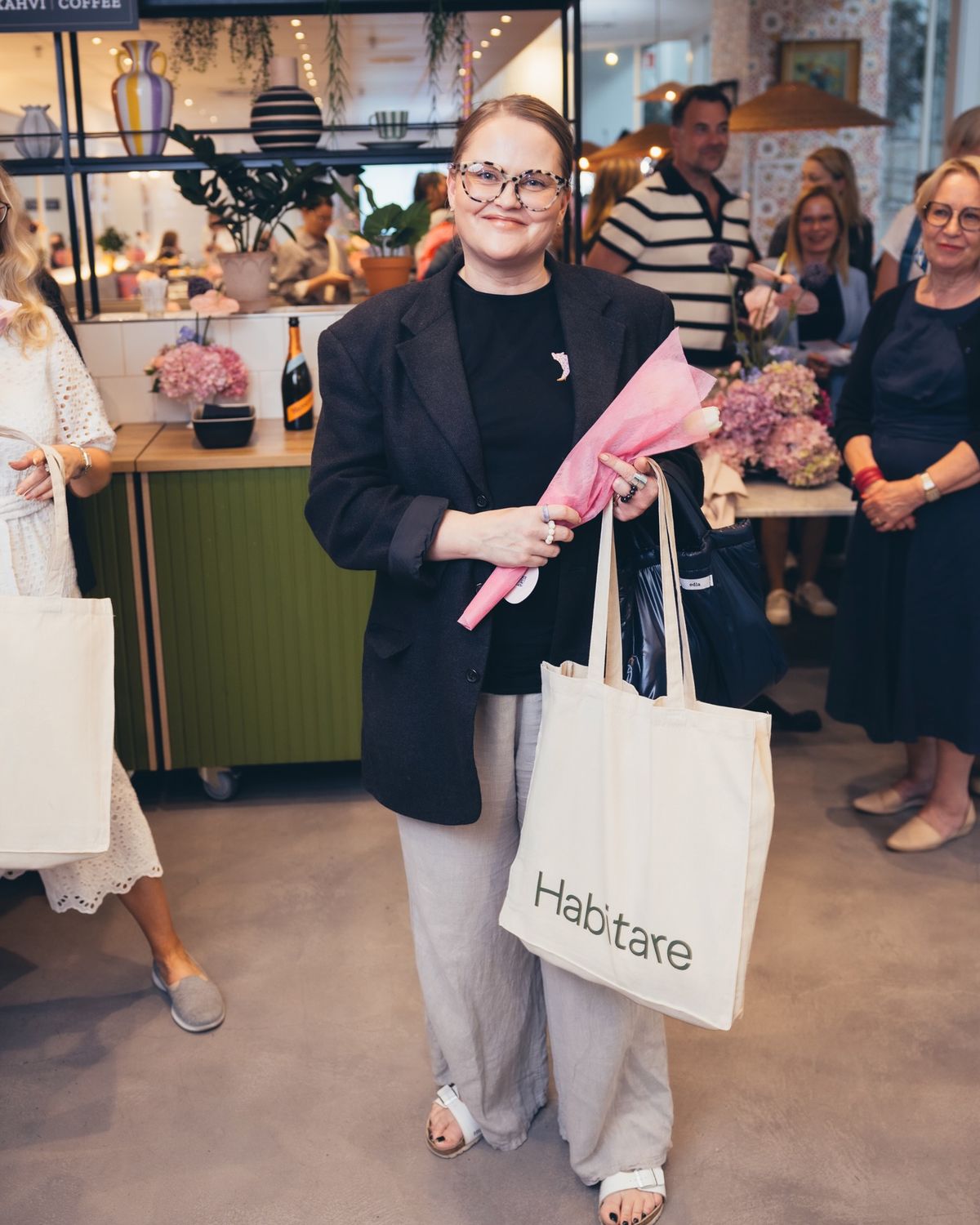 Vieras Habitare-kassin kanssa tapahtuman päätteeksi