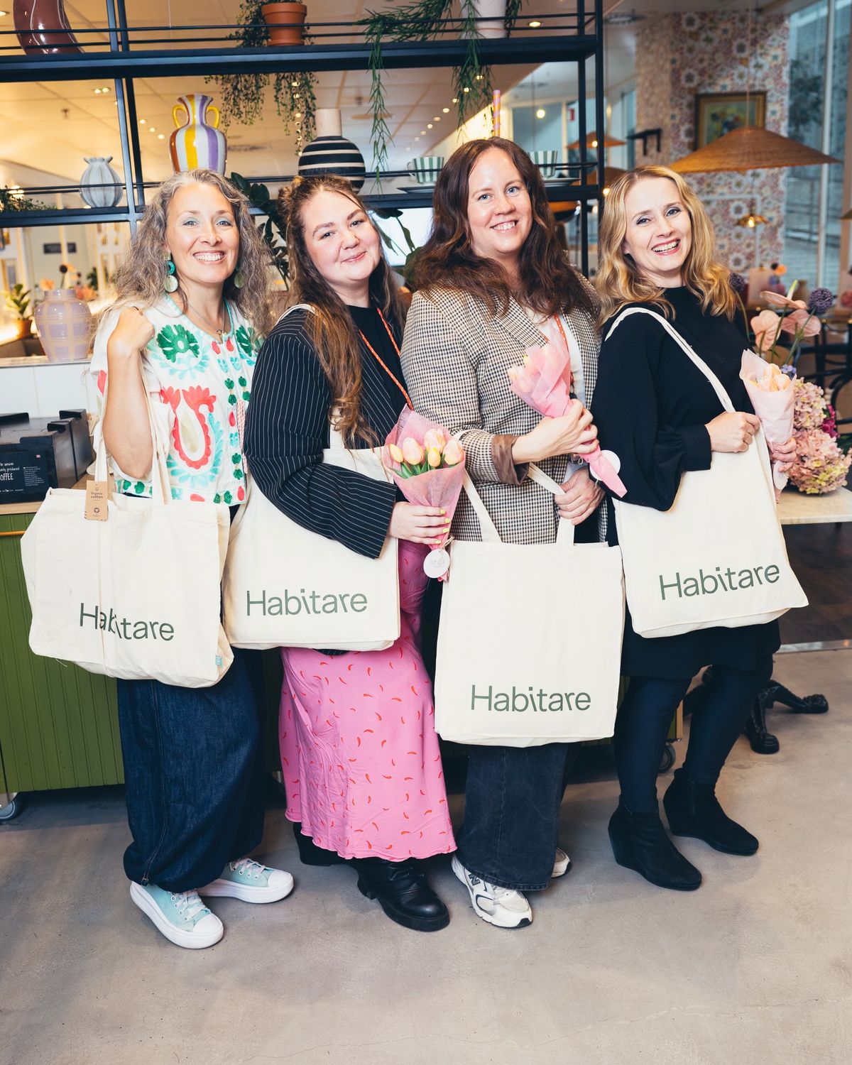 Neljä vierasta Habitare-kassien kanssa
