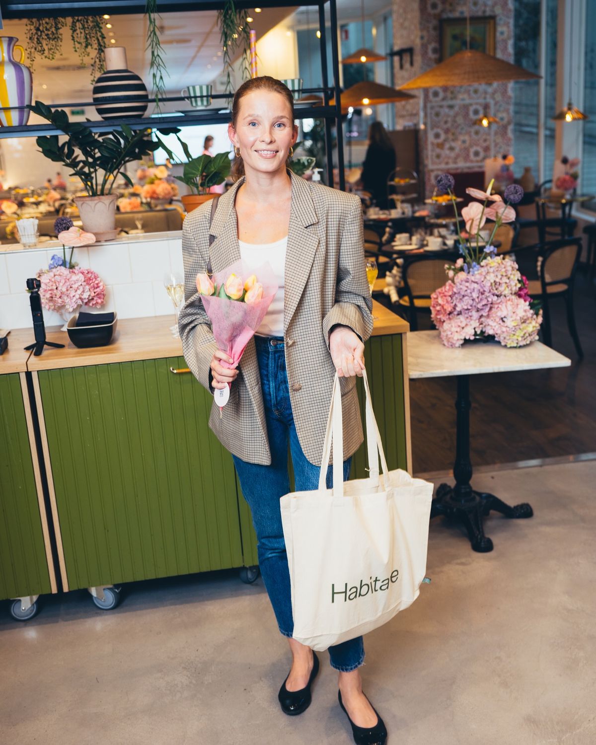 Vieras poseeraamassa give away -lahjojen kanssa