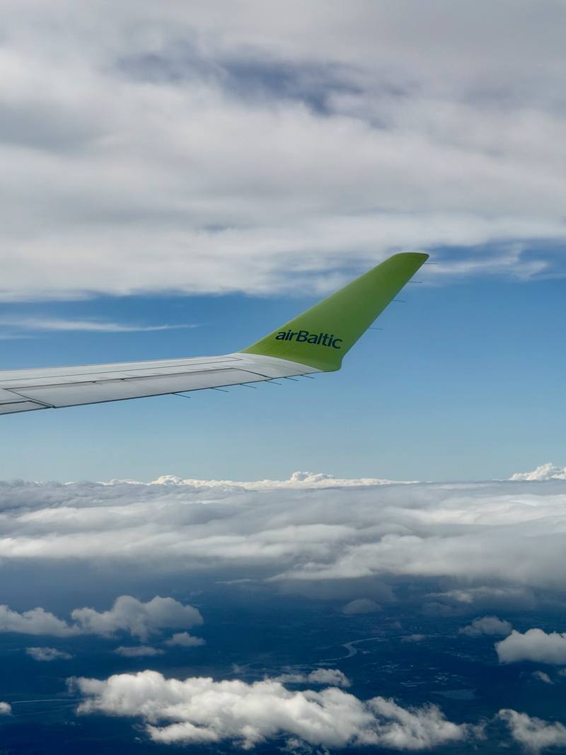 airbaltic siipi pilvien ylla