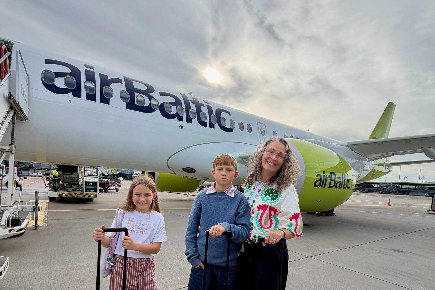 airbaltic vilna lennot perhe koneen edessa