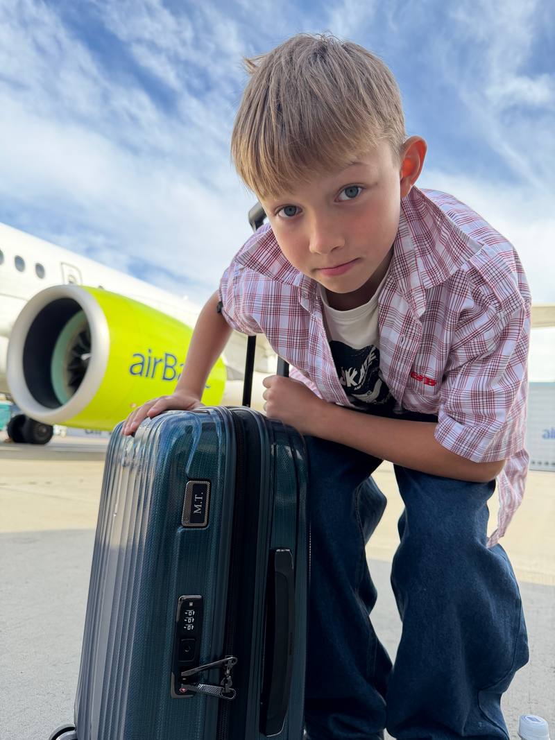 samsonite matkalaukku poika kentalla